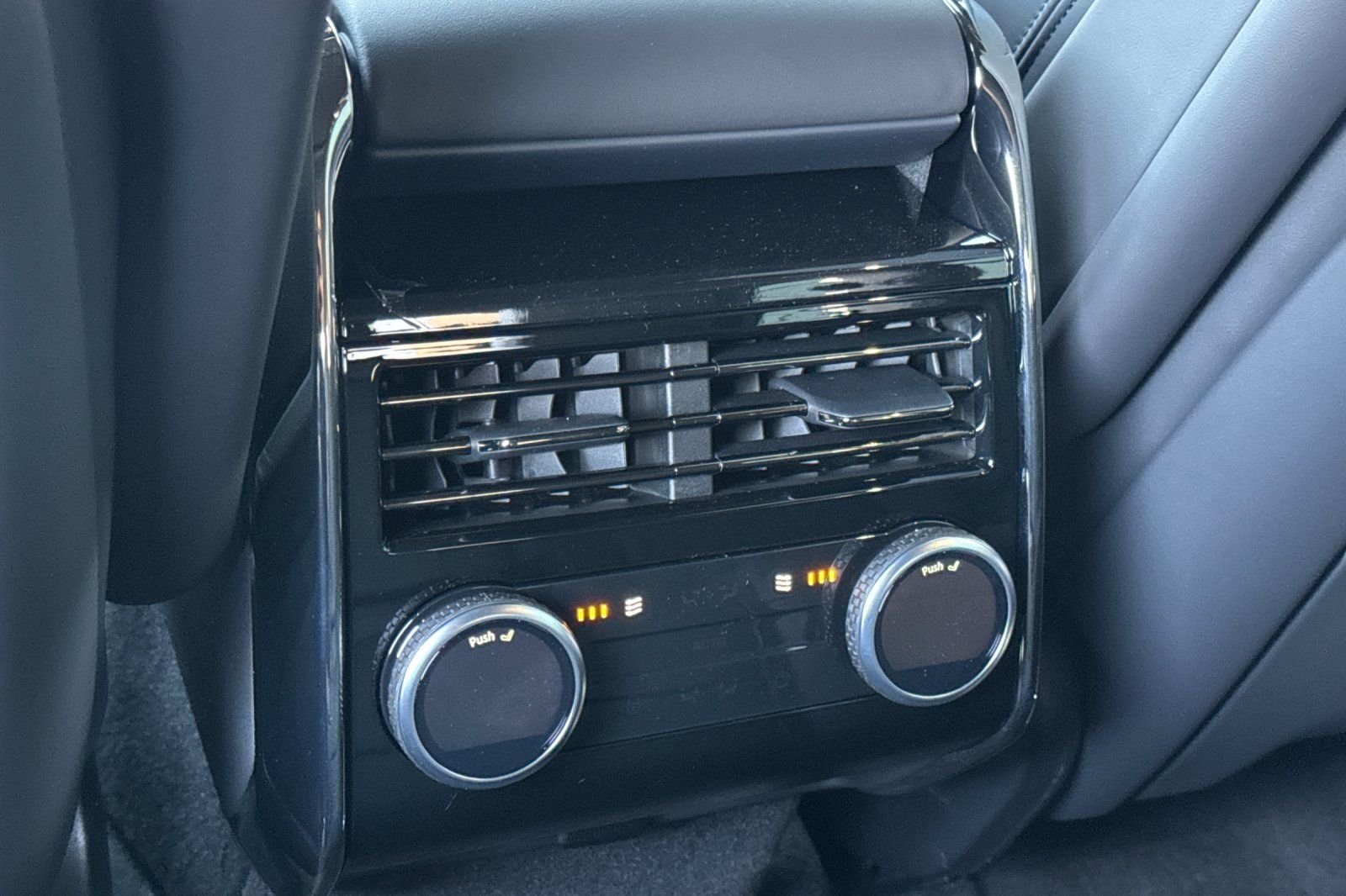 New 2026 Fuji White Land Rover Dynamic SE image 13