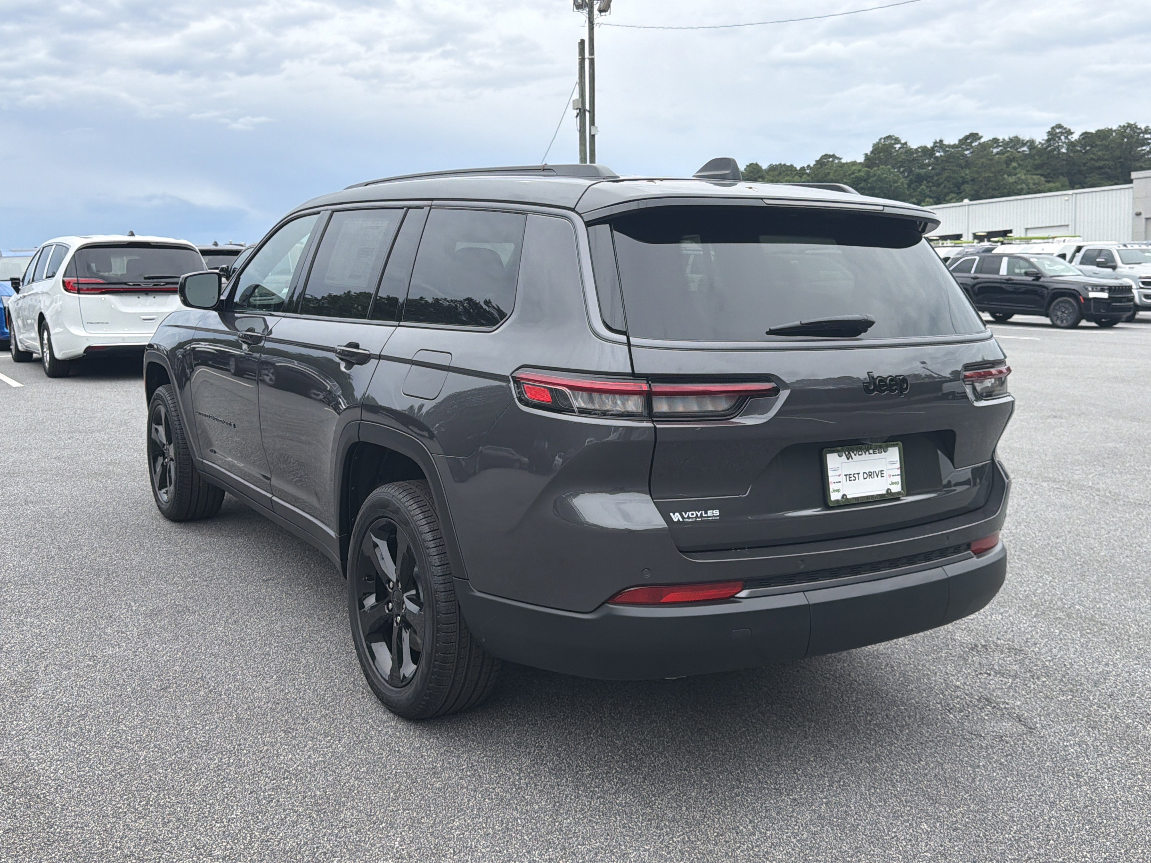 New 2026 Baltic Gray Metallic Clear-Coat Exterior Paint Jeep Limited image 6
