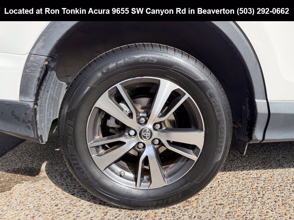 Used 2018 Super White Toyota XLE image 9