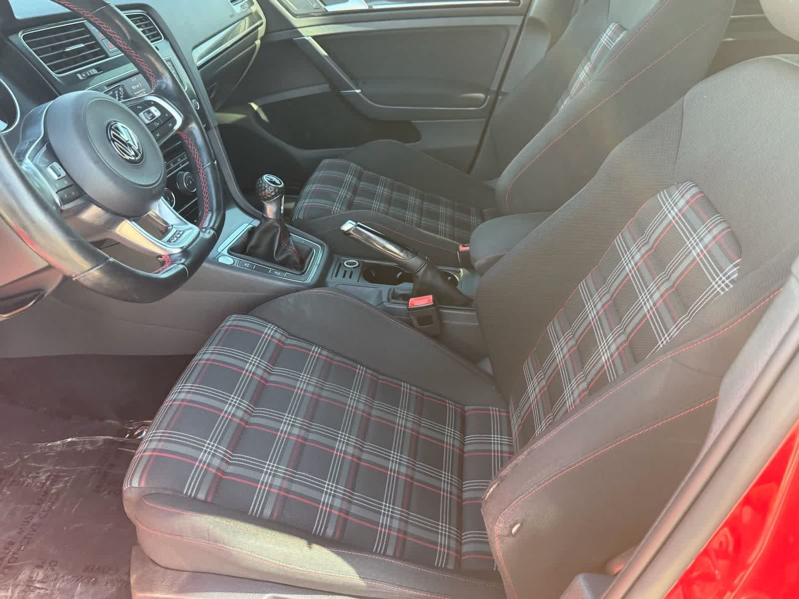 Used 2017 Red Volkswagen SE image 18