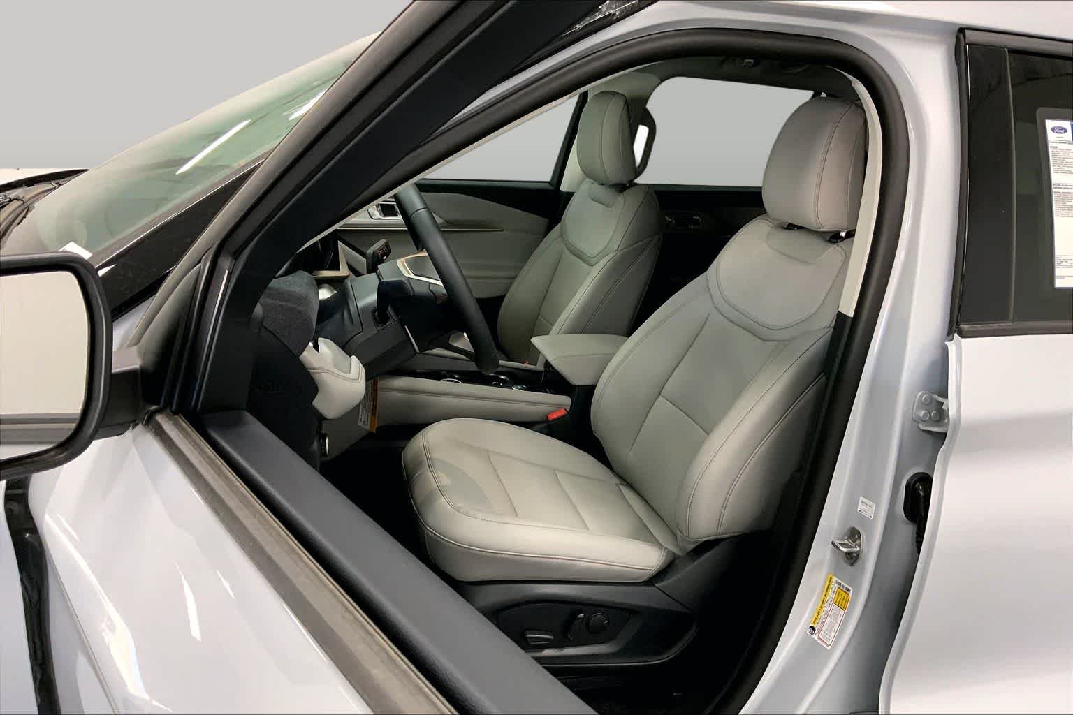 New 2026 Space White Metallic Ford Active image 8