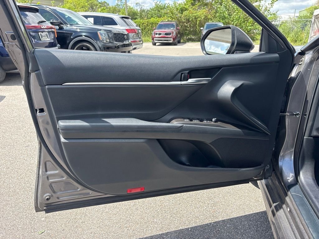 2022 Toyota Camry SE - Photo 10
