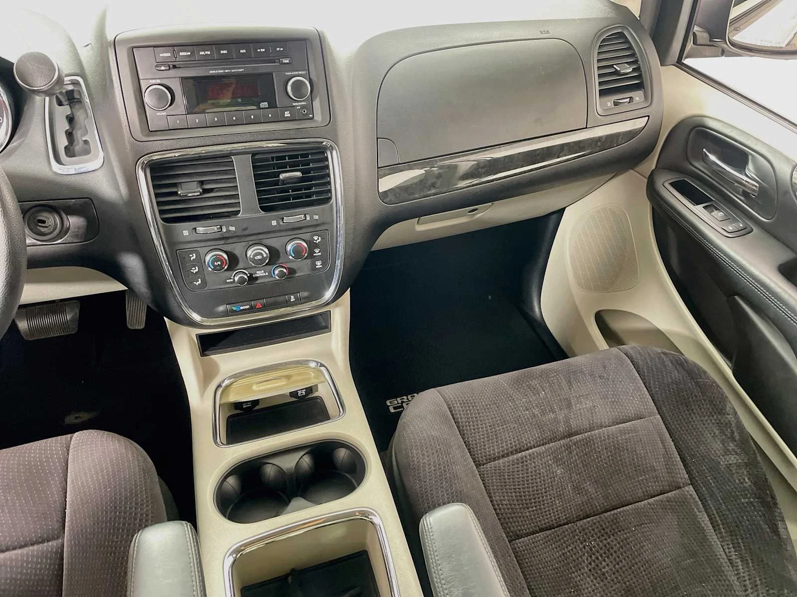 Used 2014 Bright White Clearcoat Dodge SXT image 18