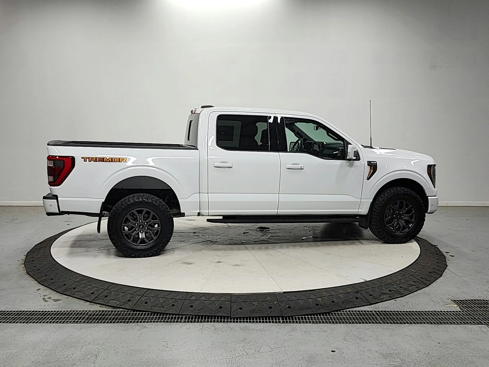 Used 2022 Oxford White Ford Tremor image 9