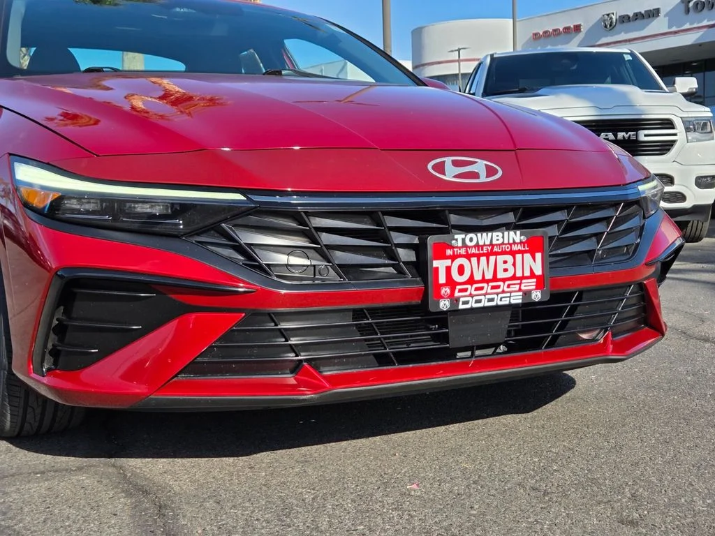Used 2025 Red Hyundai SEL Convenience image 8
