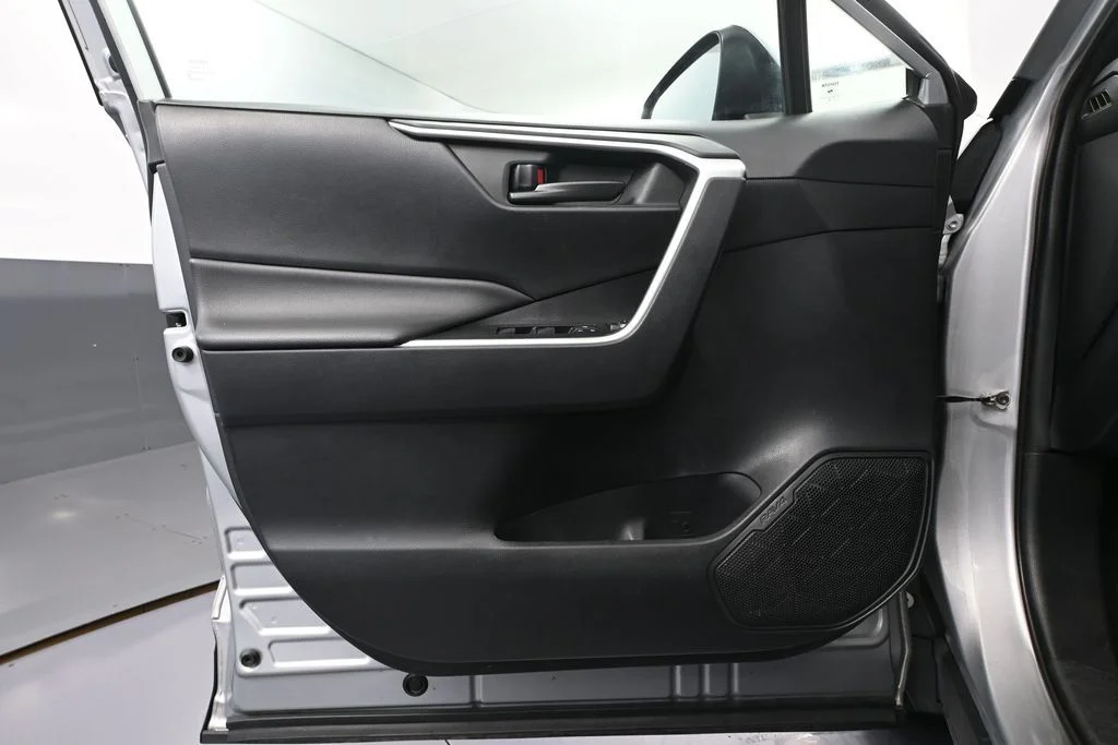 Used 2019 Silver Toyota LE image 19
