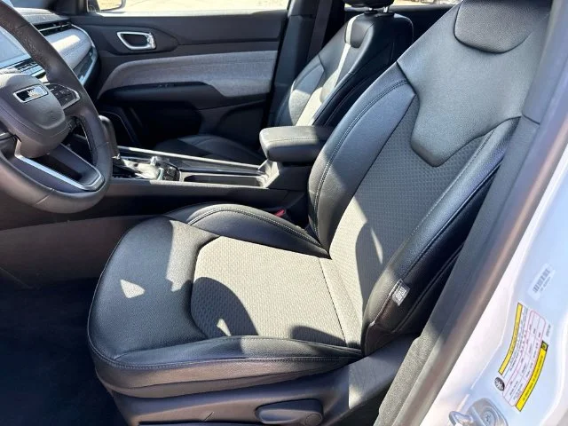 Used 2025 White Jeep Latitude image 30