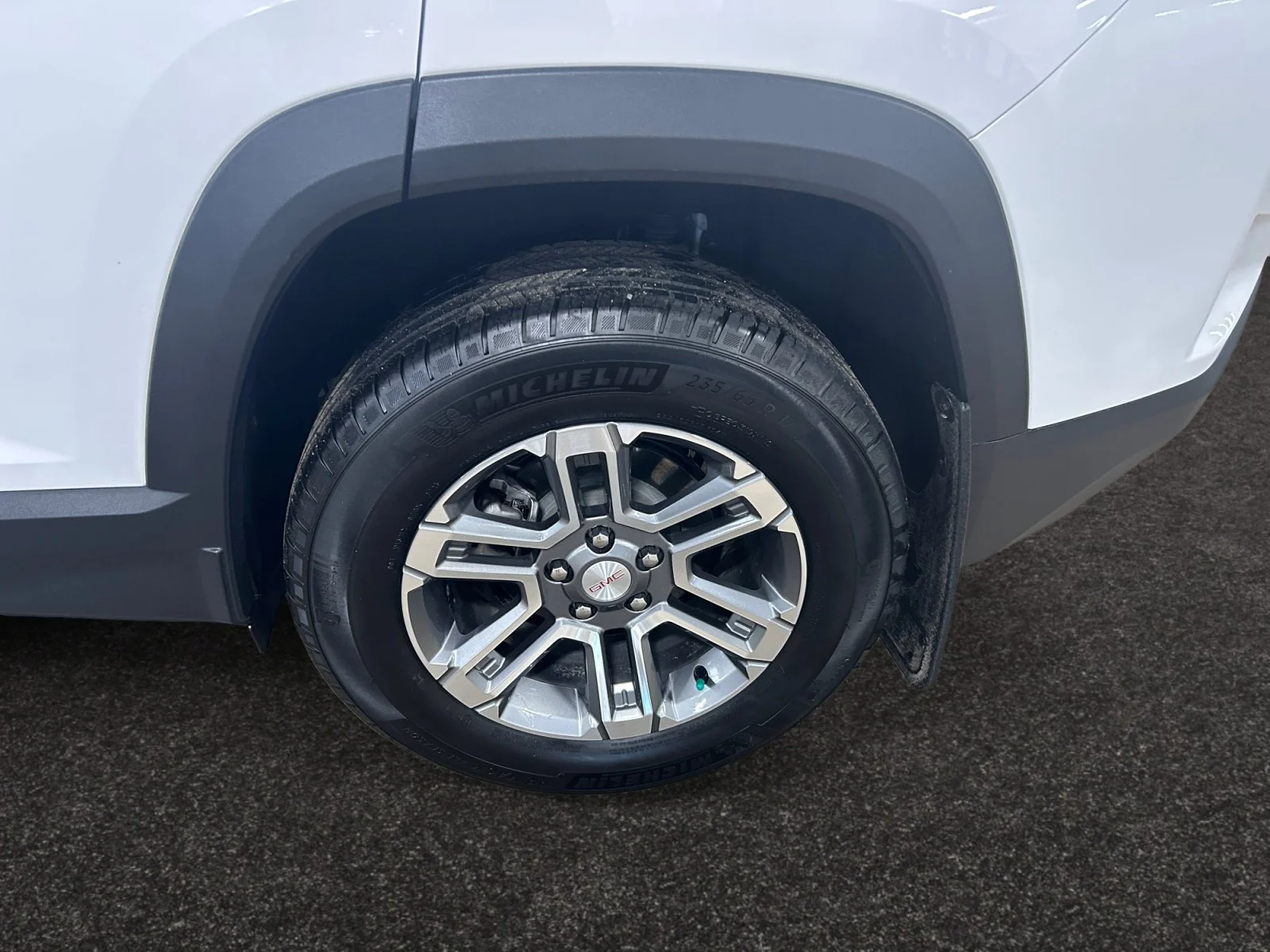 Used 2025 White GMC AWD Elevation image 9