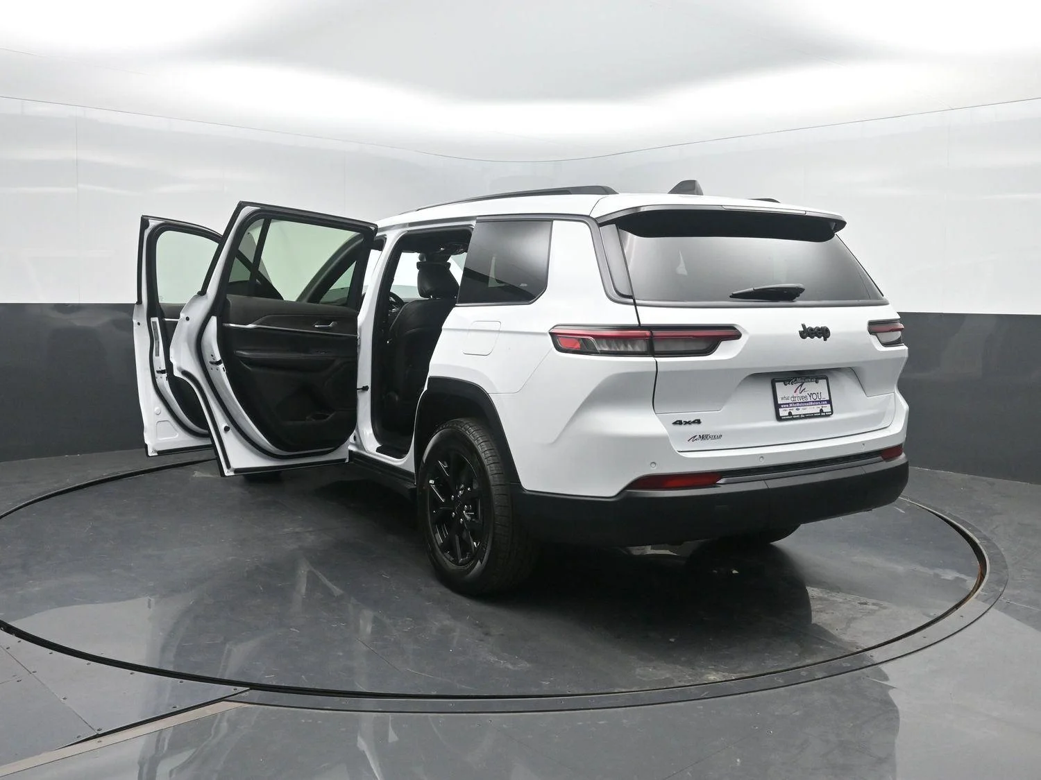 New 2026 Bright White Clear-Coat Exterior Paint Jeep Laredo Altitude image 45
