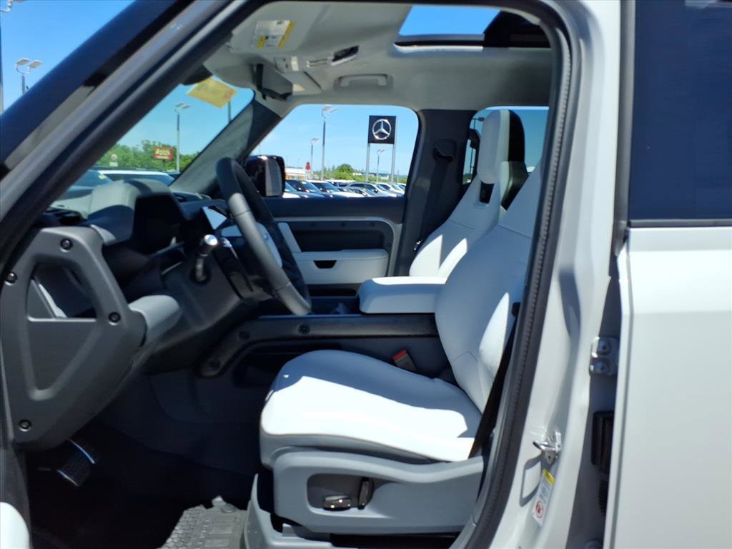 New 2026 Borasco Grey Metallic Land Rover OCTA image 11