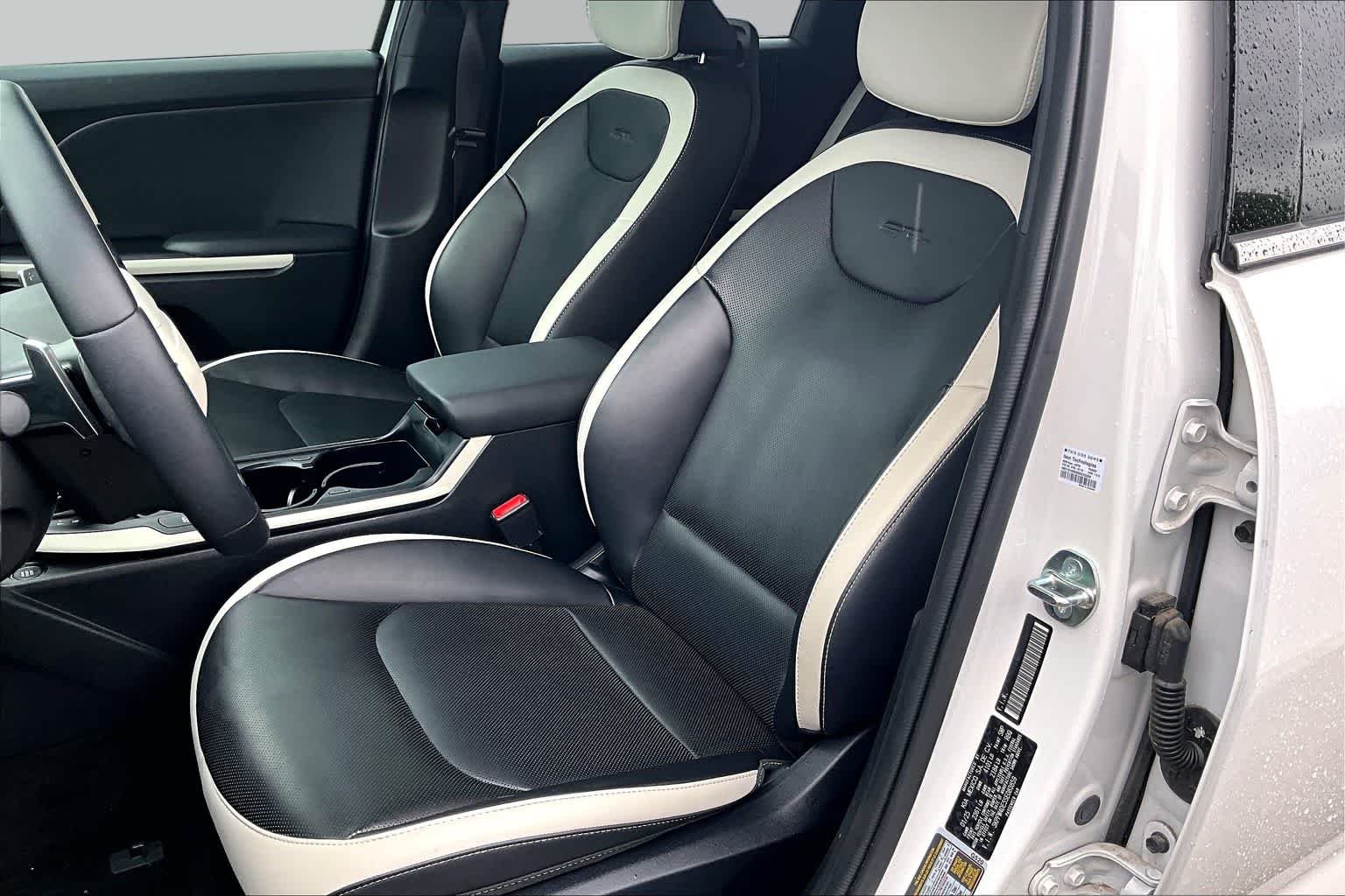 Used 2025 Snow White Pearl Kia GT-Line image 8