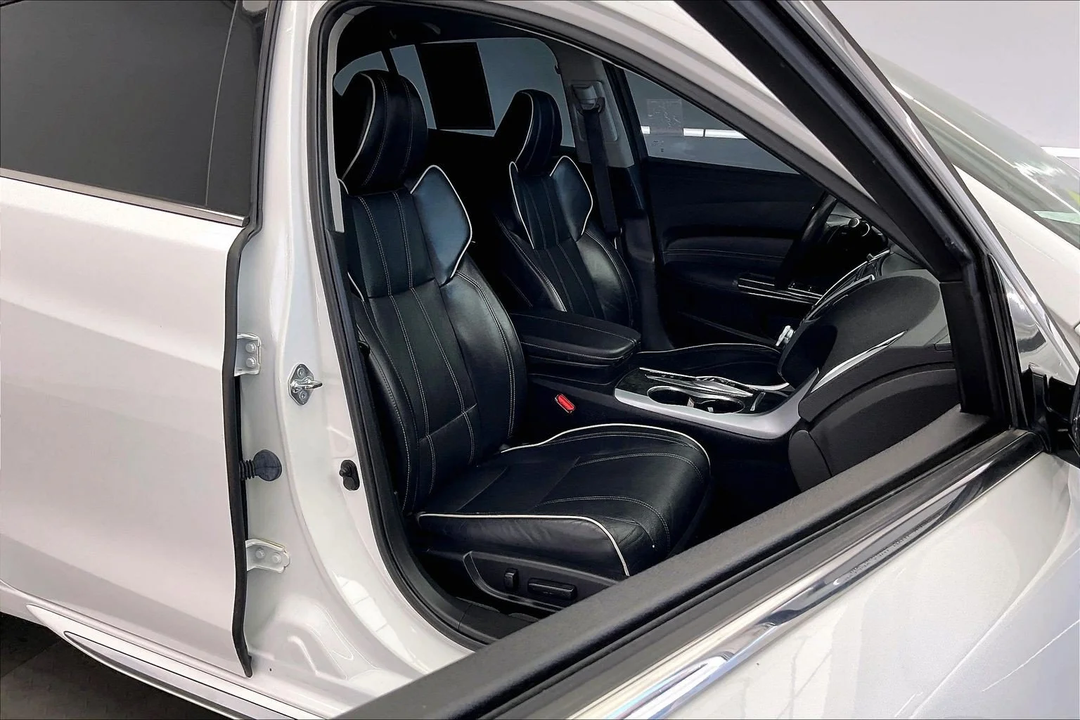 Used 2018 Bellanova White Pearl Acura 3.5L V6 image 6
