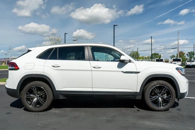 Used 2022 White Volkswagen 3.6L V6 SE w/Technology image 5