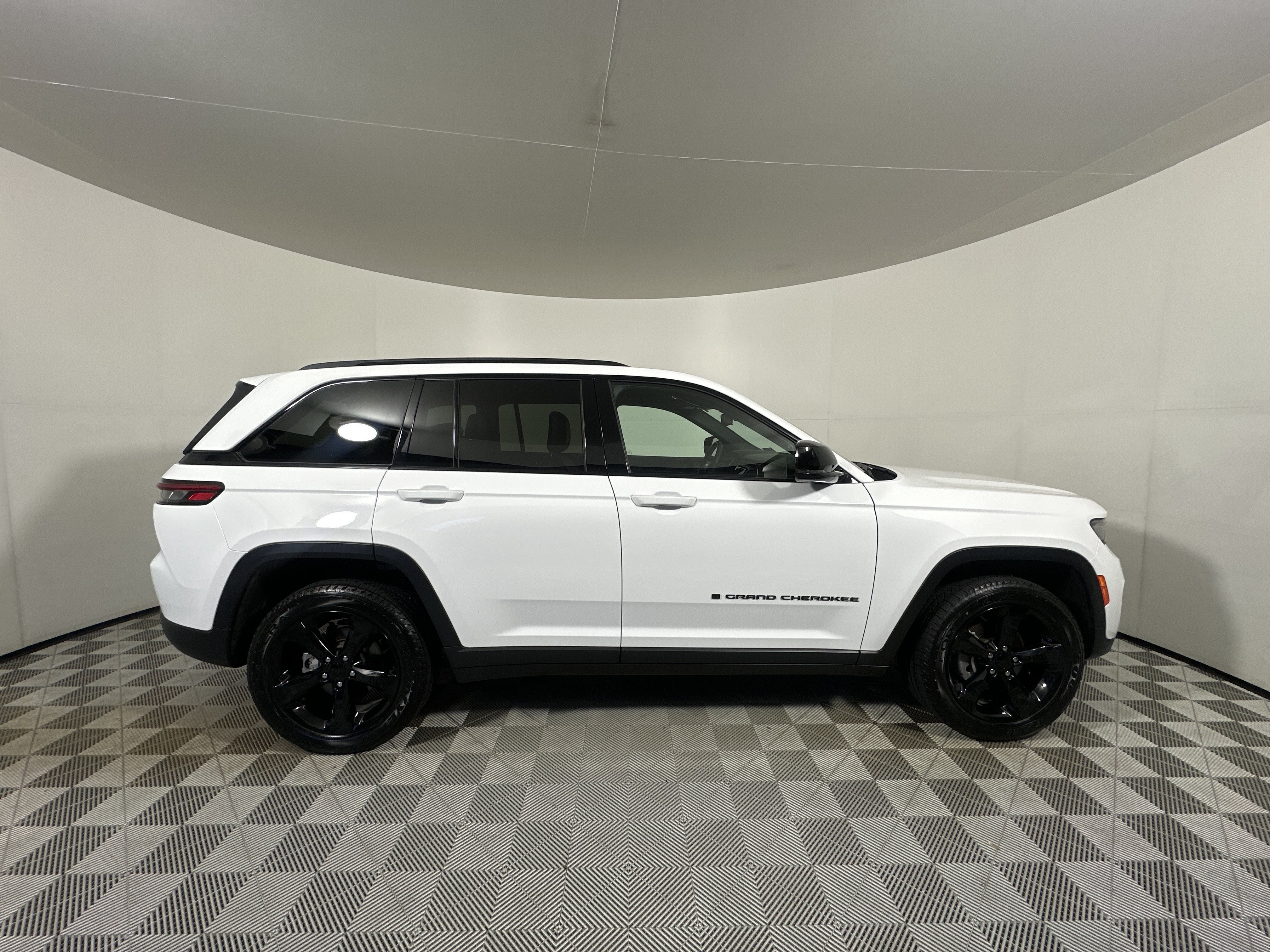 Certified Used 2023 Bright White Clearcoat Jeep Altitude X image 8