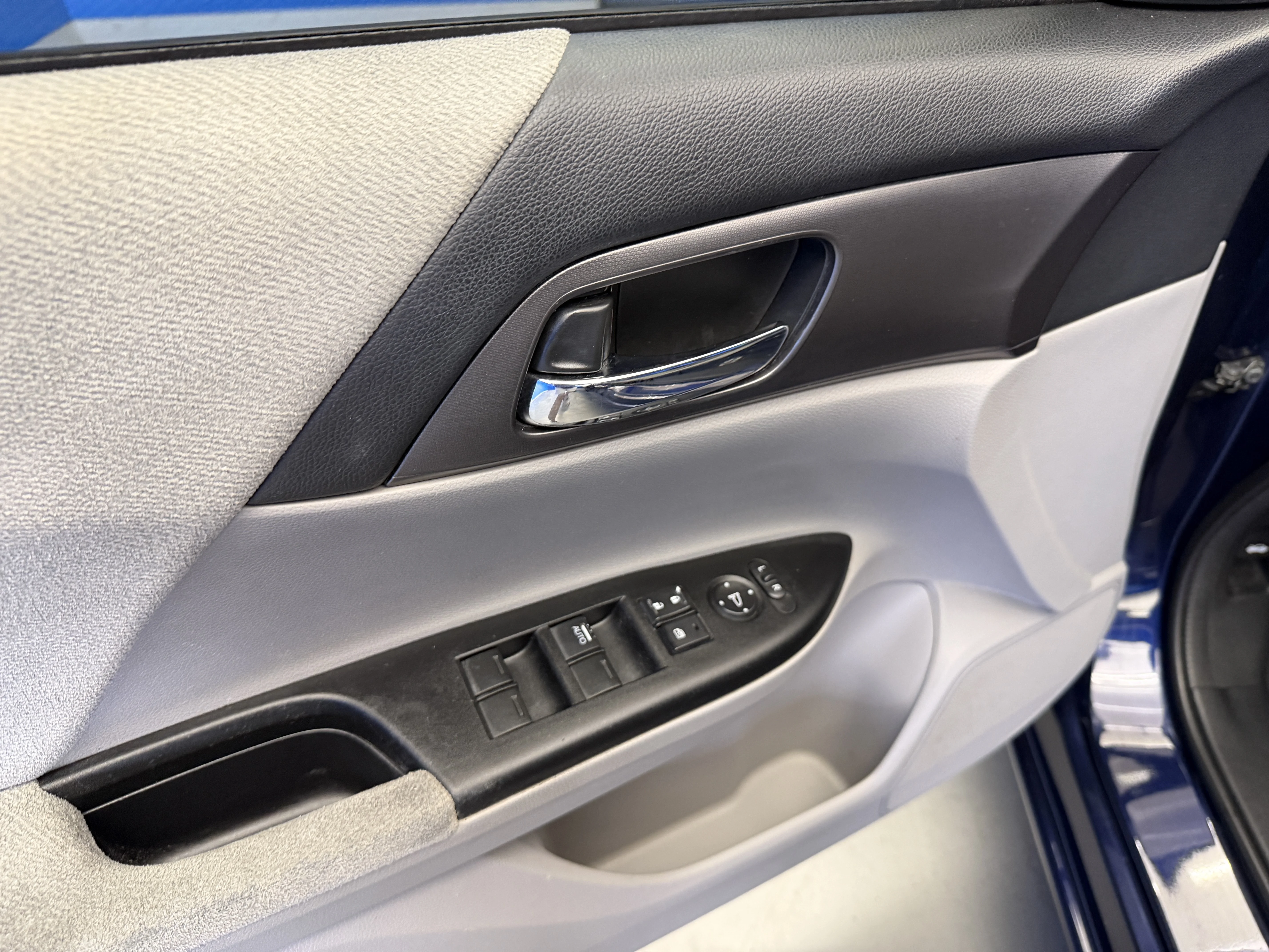 Used 2013 Obsidian Blue Pearl Honda LX image 10