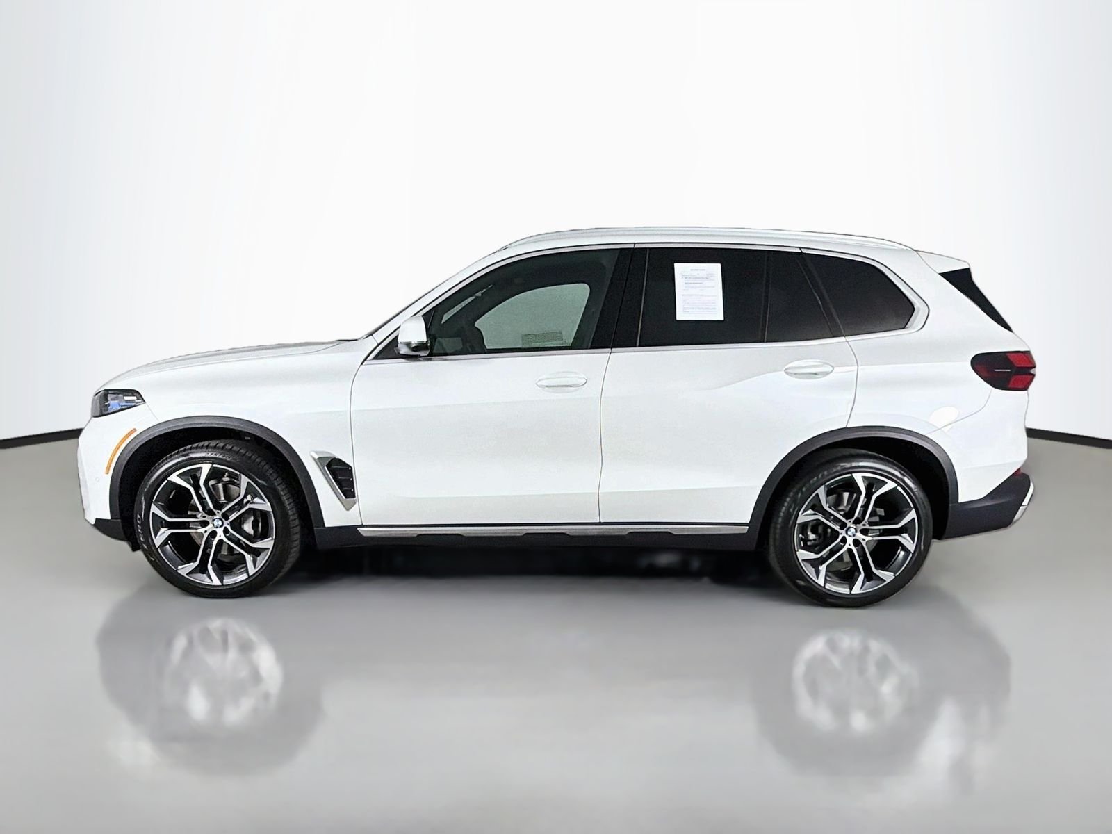 Used 2026 Mineral White Metallic BMW xDrive40i image 4