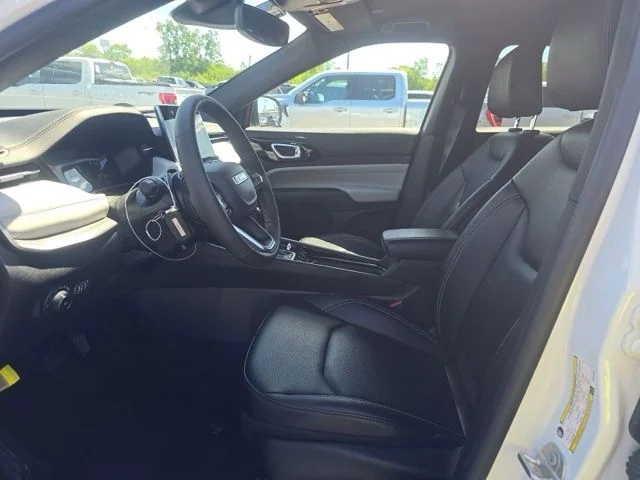 Used 2025 White Jeep Limited image 9