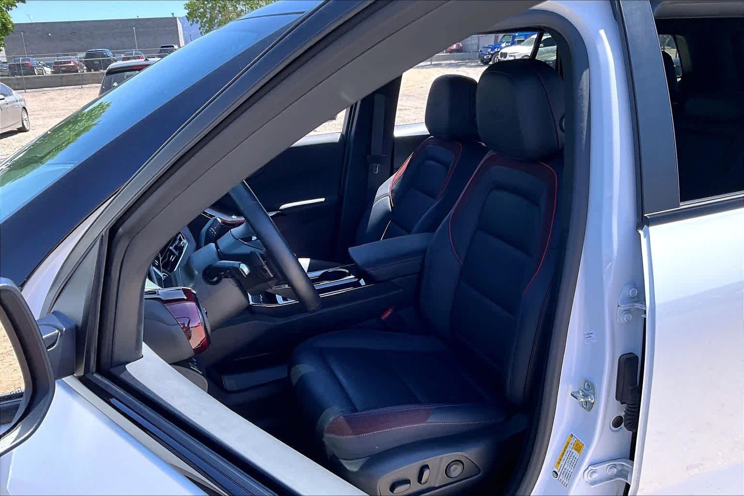 Used 2025 Iridescent Pearl Tricoat Chevrolet FWD RS image 6