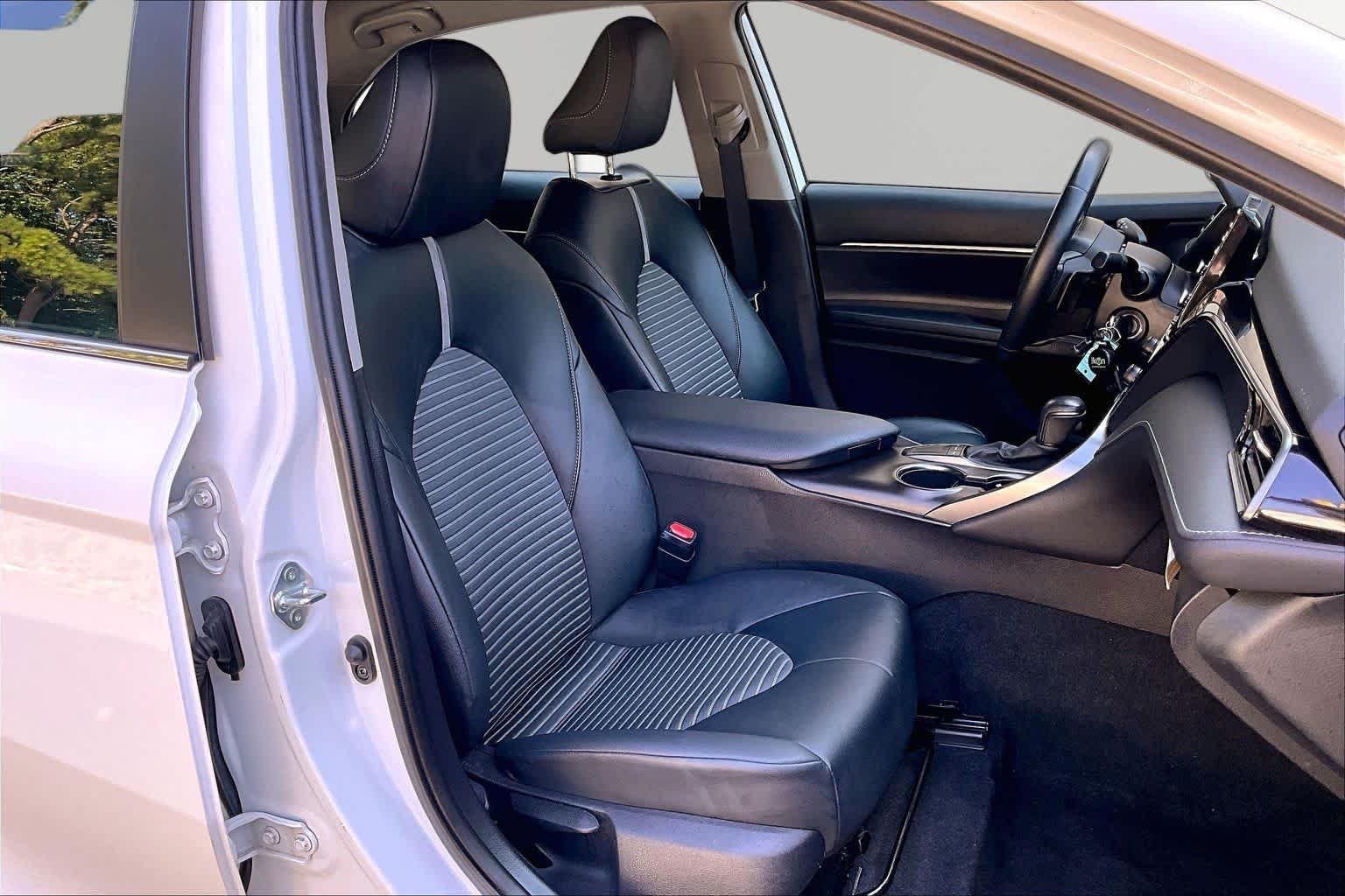 Used 2022 White Toyota SE image 9