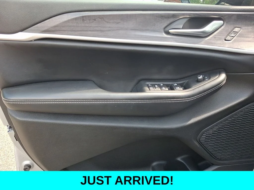 Certified Used 2023 Silver Jeep Limited image 13