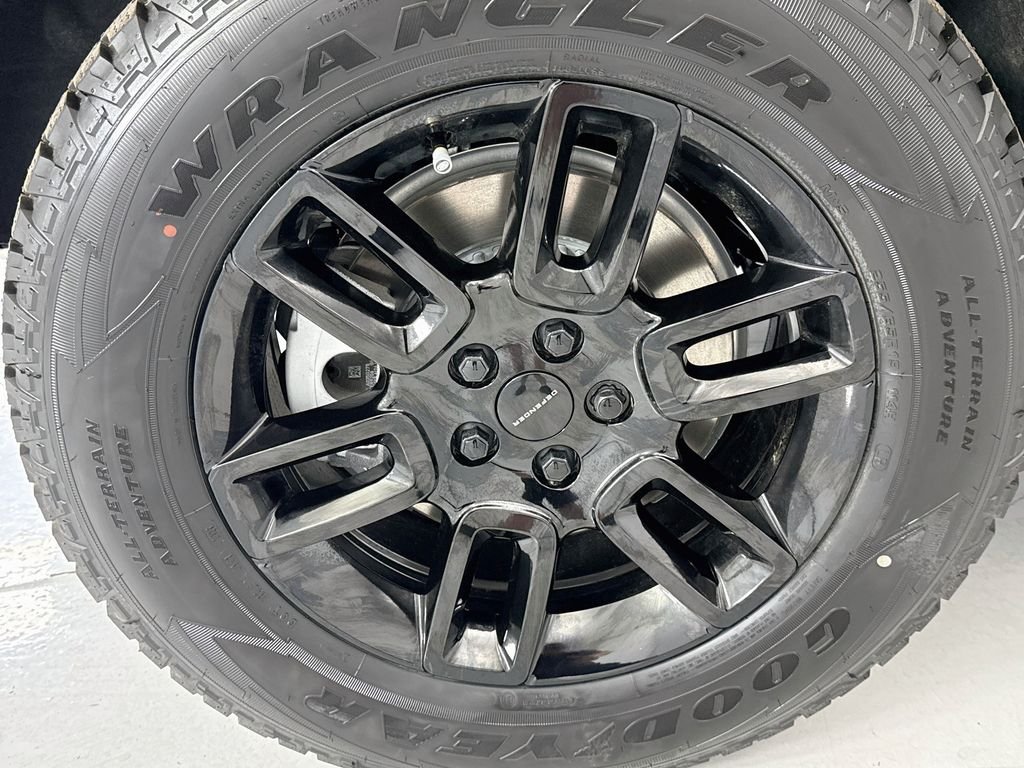 Used 2026 Santorini Black Metallic Land Rover S image 32