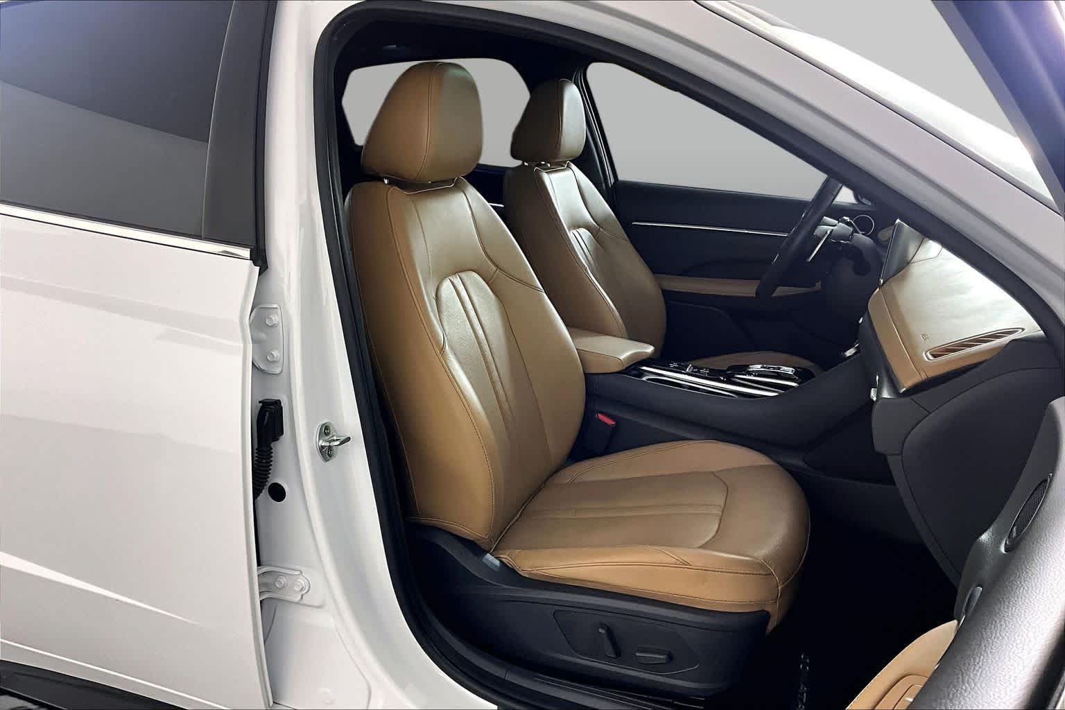 Used 2021 Quartz White Hyundai Limited image 9