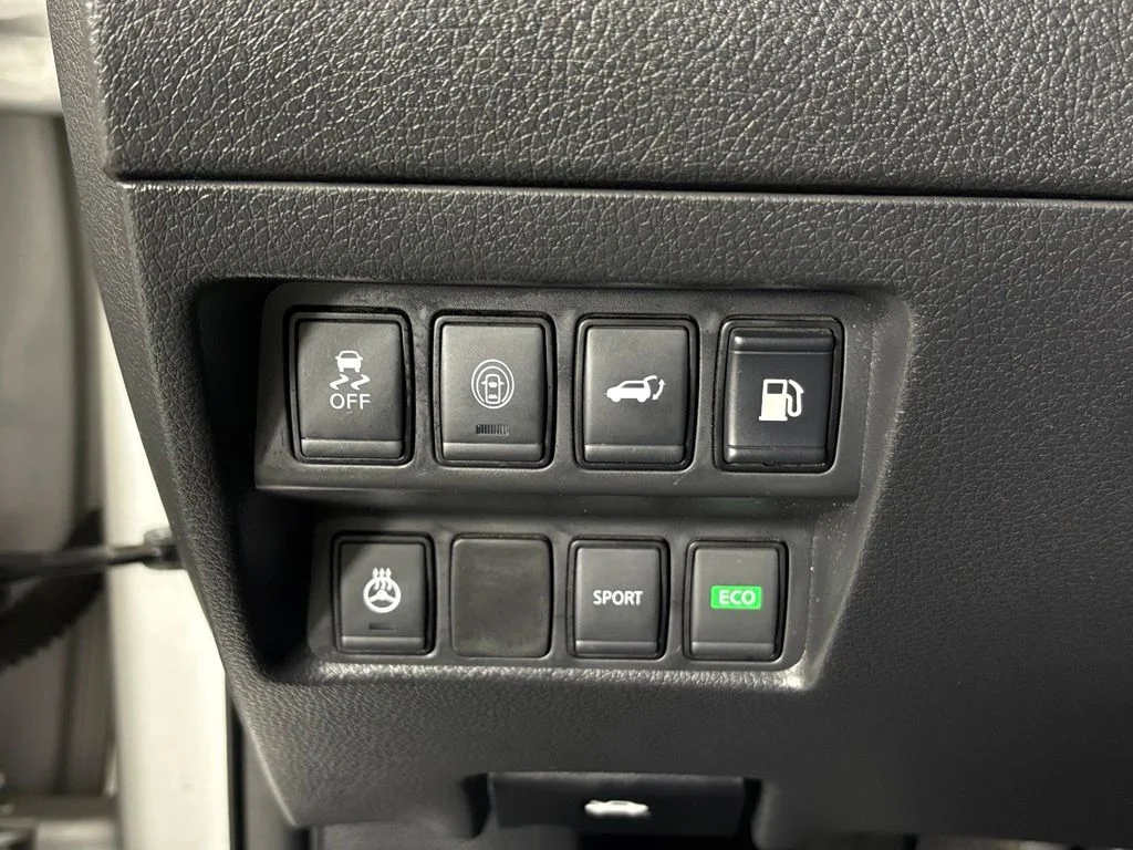 Used 2018 Silver Nissan Hybrid SL image 22