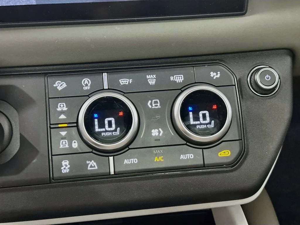 Certified Used 2025 Fuji White Land Rover X-Dynamic SE image 17