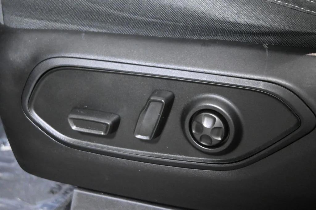 Used 2024 White Jeep Laredo image 30