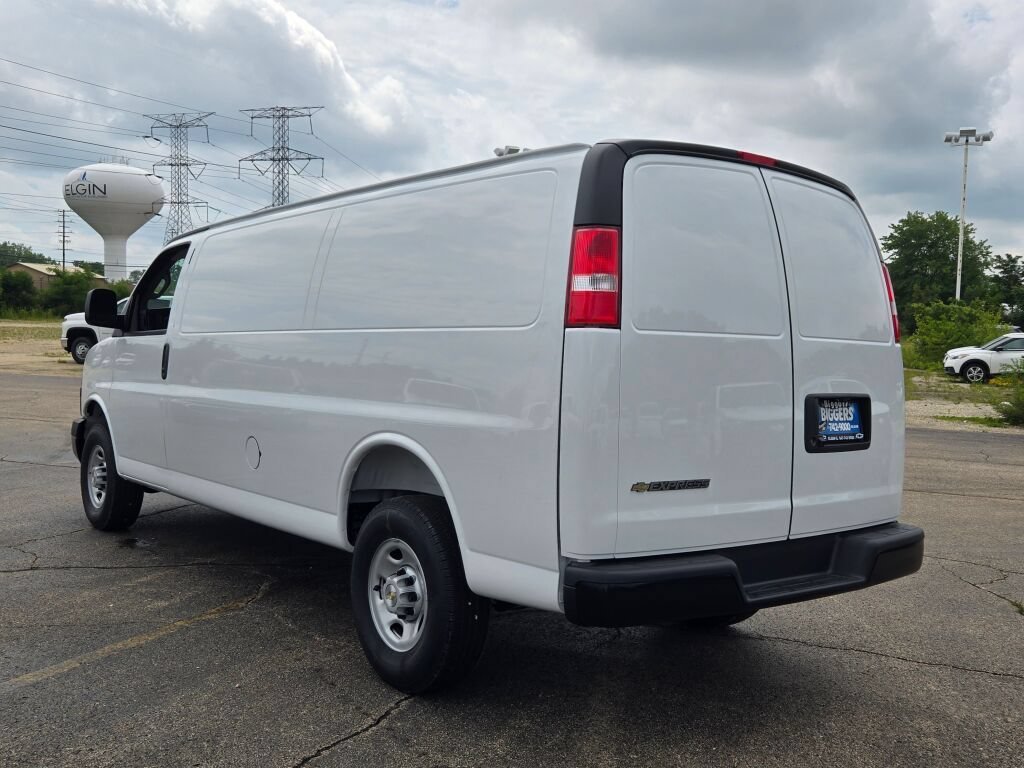 New 2026 Summit White Chevrolet WT image 13