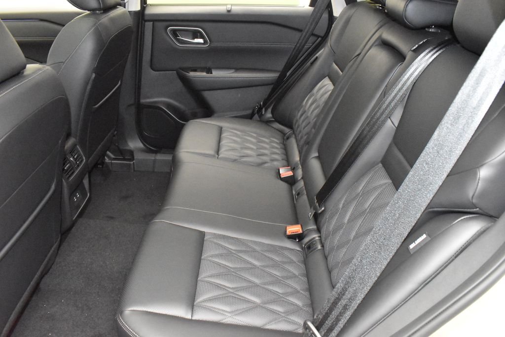 New 2026 Champagne Silver Metallic / Super Black Two-tone Nissan Platinum image 36