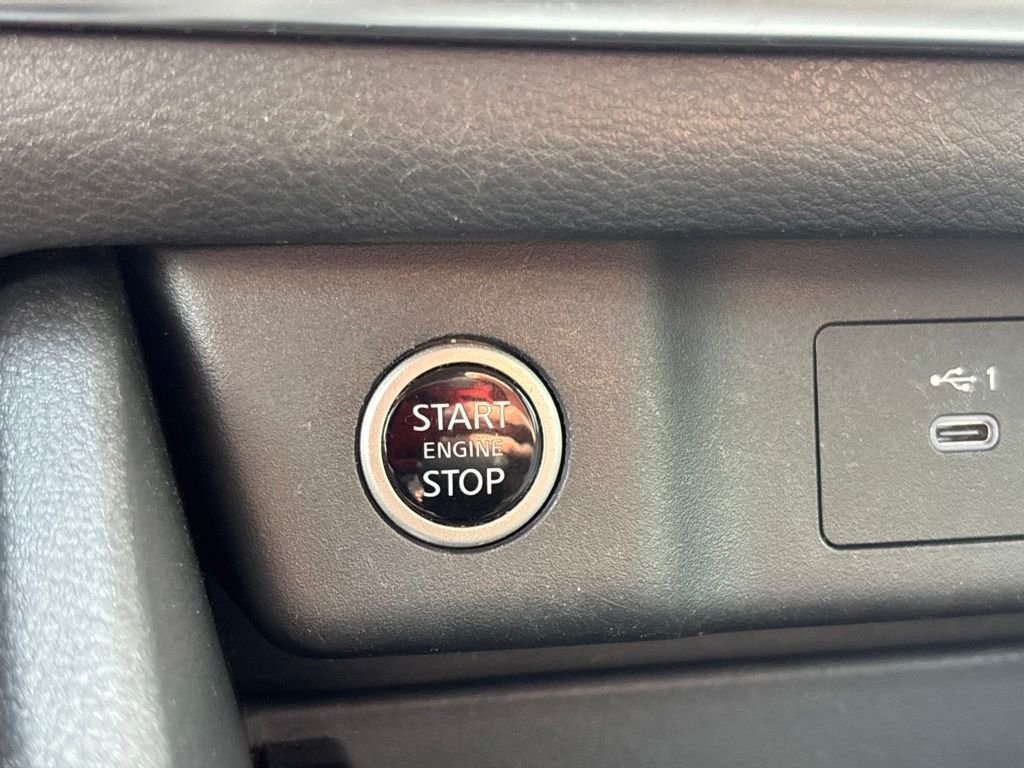 Used 2021 White Nissan S image 26
