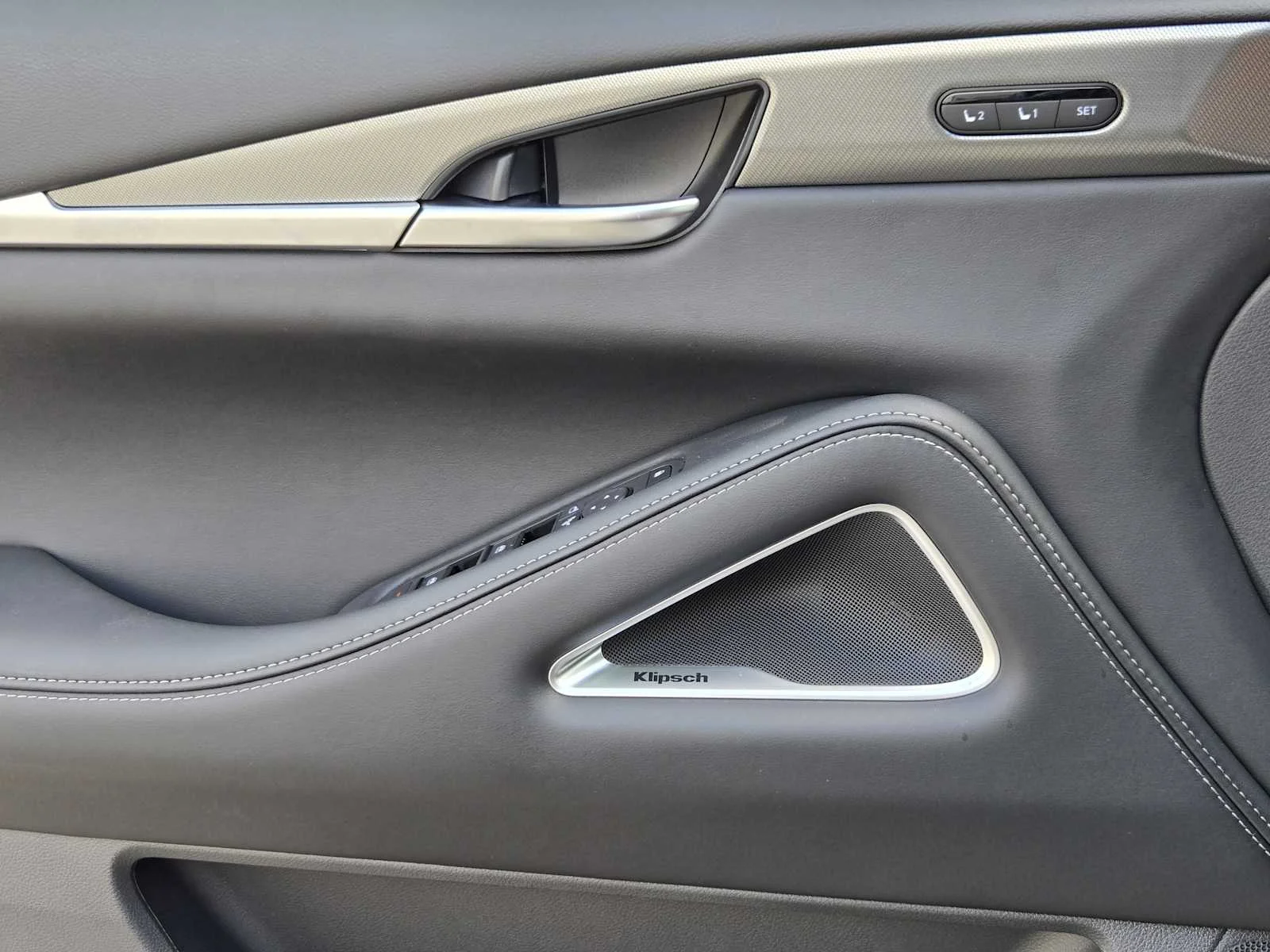 New 2027 MINERAL BLACK INFINITI Luxe FWD image 15