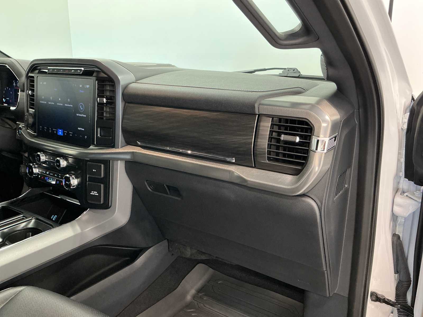 Used 2024 Star White Metallic Tri-Coat Ford LARIAT image 23