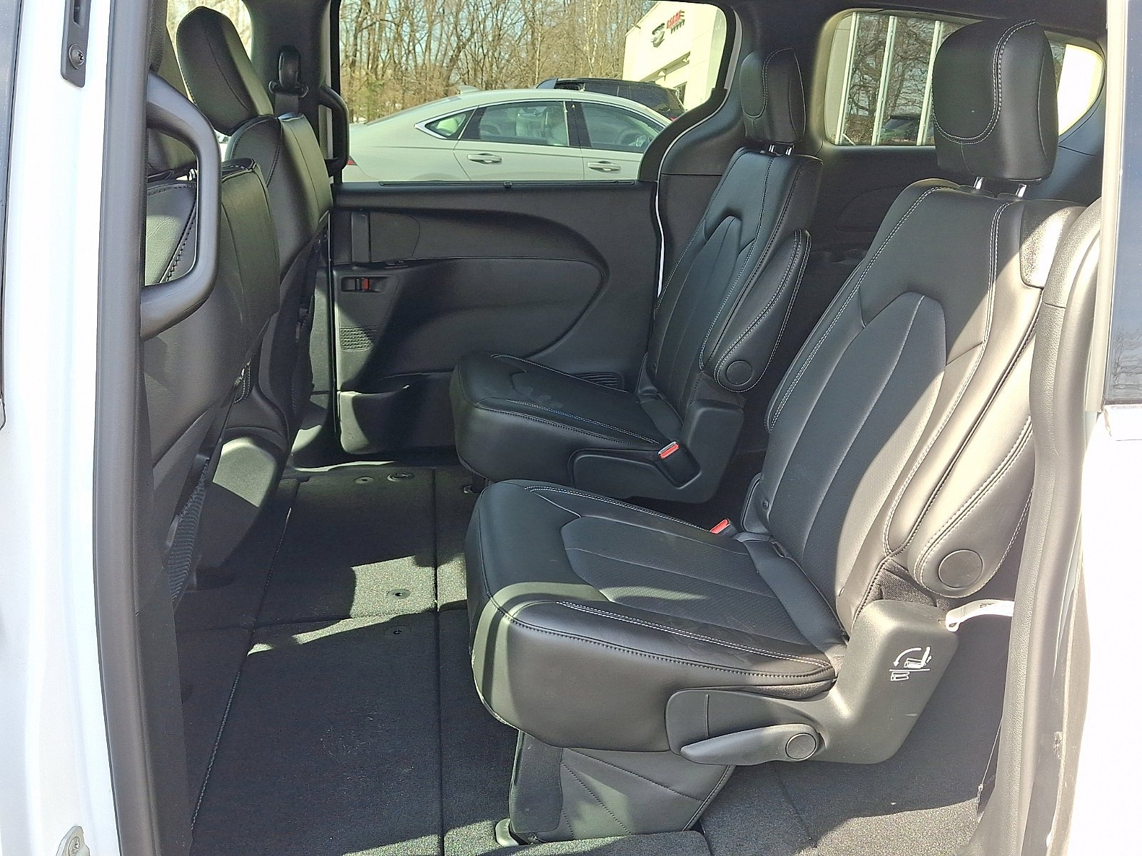 New 2026 Bright White Clear-Coat Exterior Paint Chrysler Select image 6