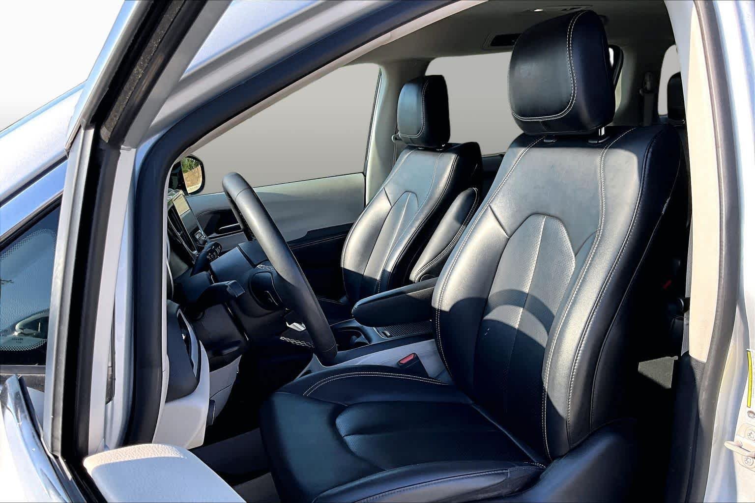 Used 2024 Silver Mist Clearcoat Chrysler Touring L image 8