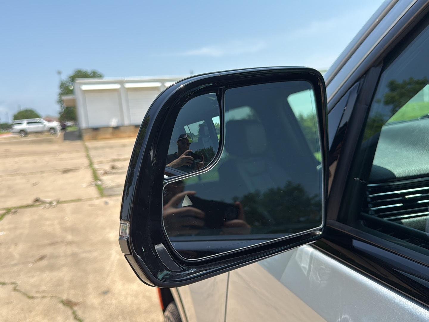 New 2026 Silver-Zynith Exterior Paint Jeep Limited Altitude image 9