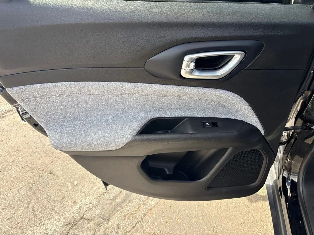 Used 2022 Black Jeep Latitude Lux image 27