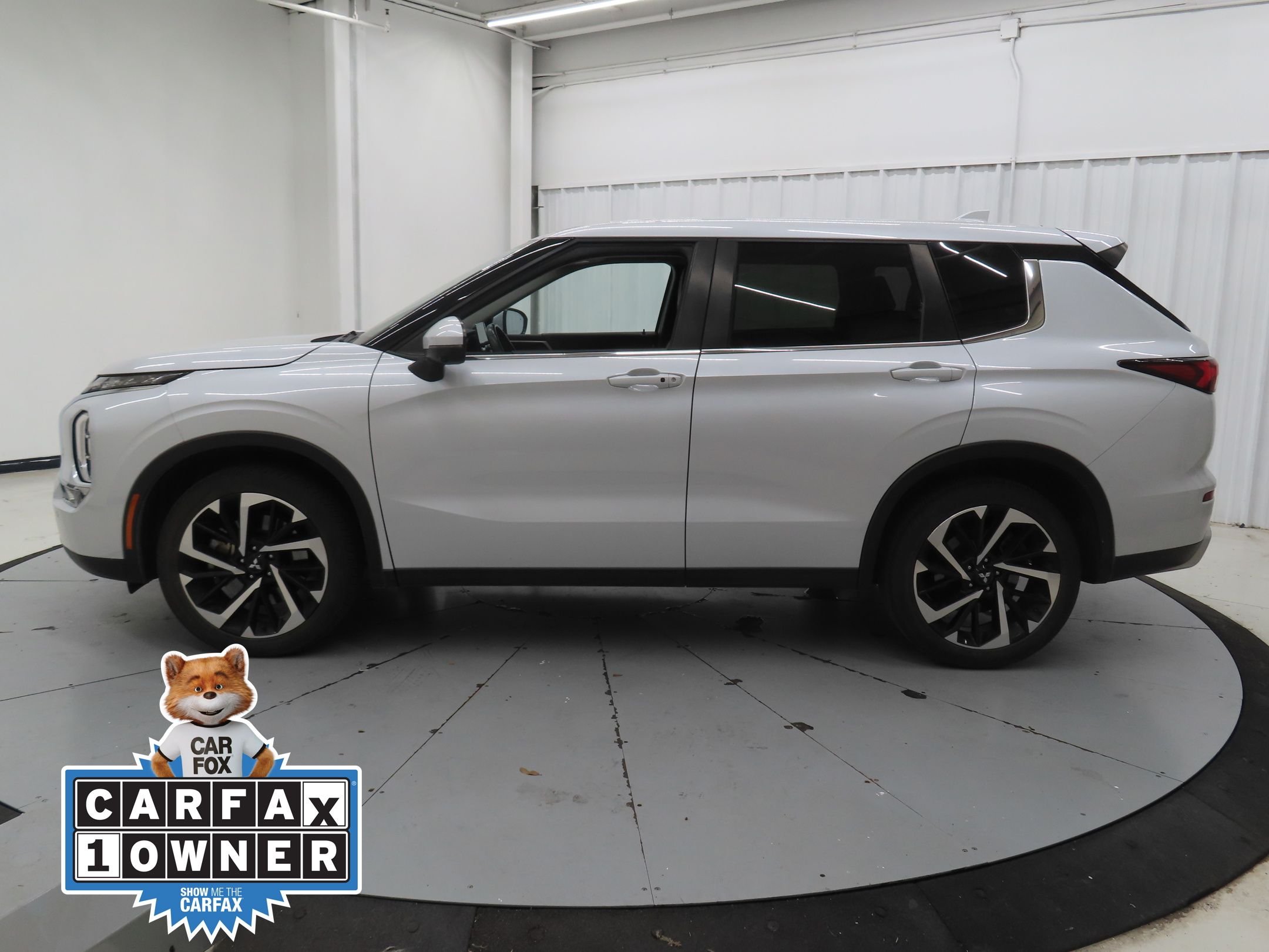 Used 2024 White Mitsubishi SE Black Edition image 8