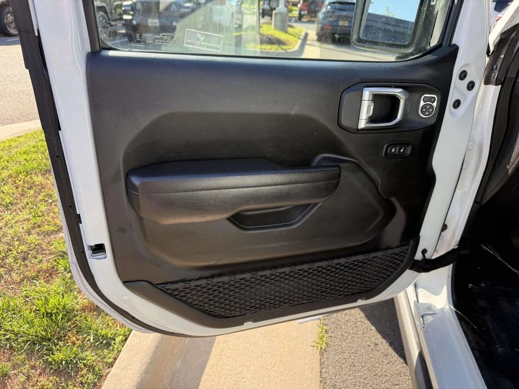 Used 2023 White Jeep Rubicon image 32