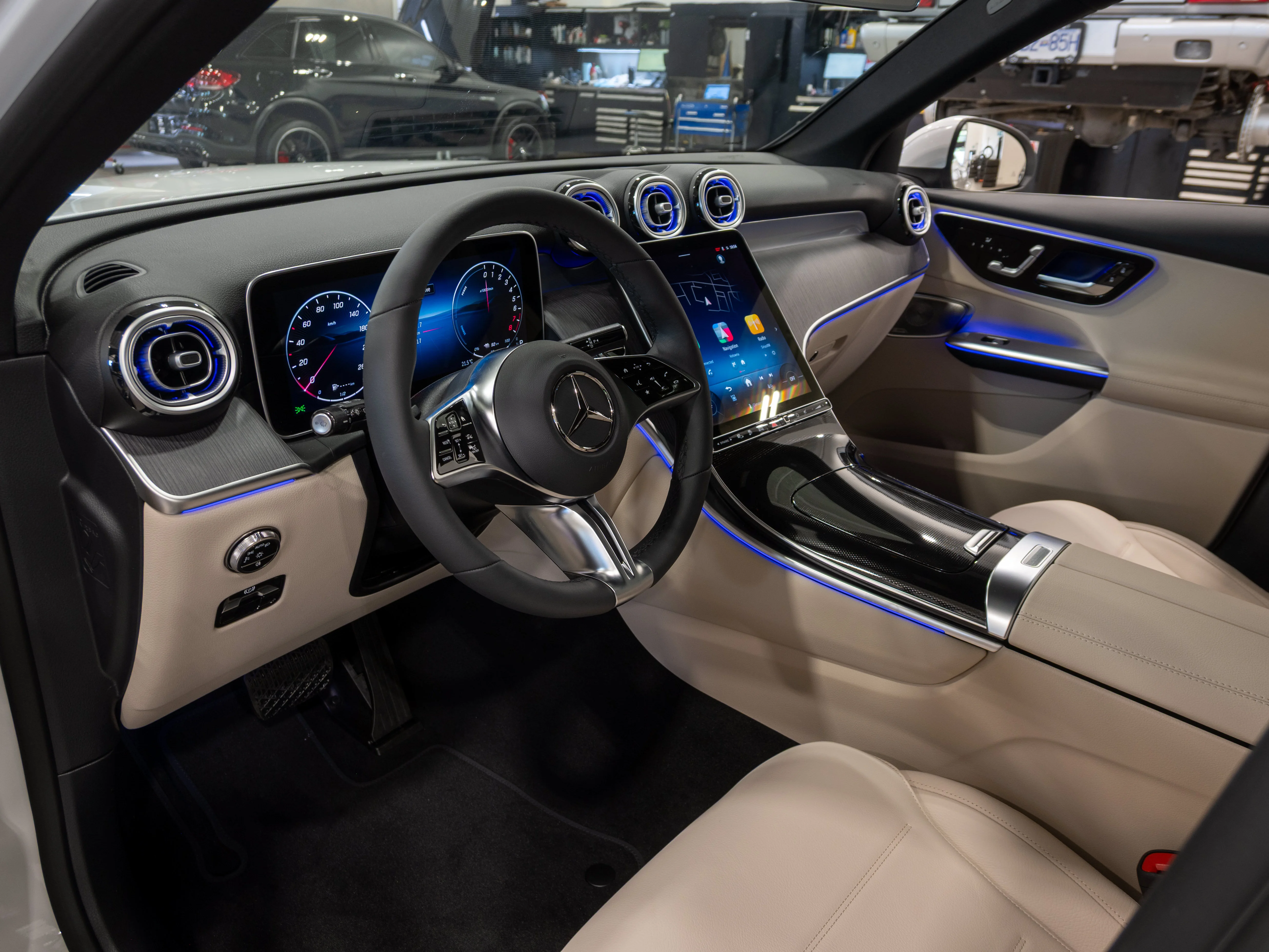 New 2026 MANUFAKTUR OPALITE WHITE METALLIC Mercedes-Benz GLC 350e image 6