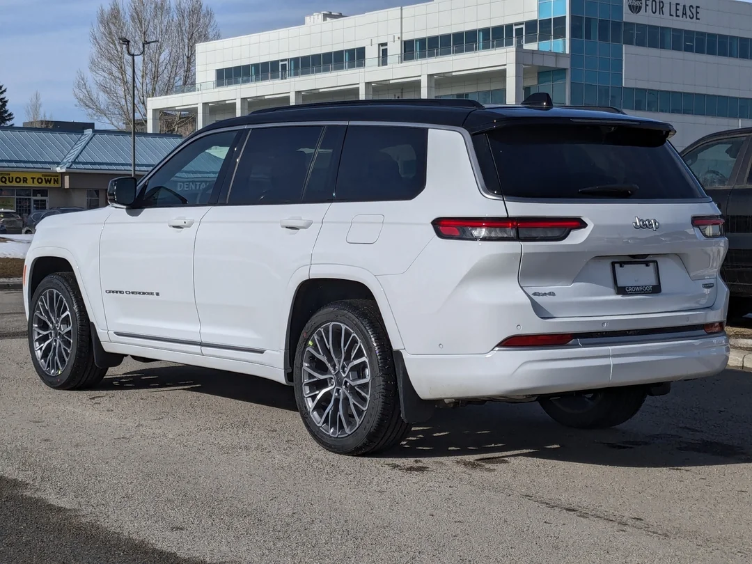 New 2026 White Jeep Summit - - 4x4 - Pano Sunroof - Palermo Lthr - Head-Up Display - Night Vision & More! image 6