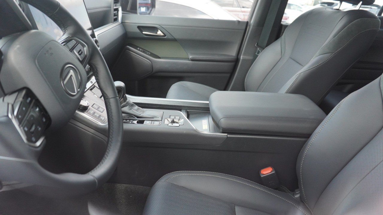 Used 2025 White Lexus GX 550 Overtrail image 9