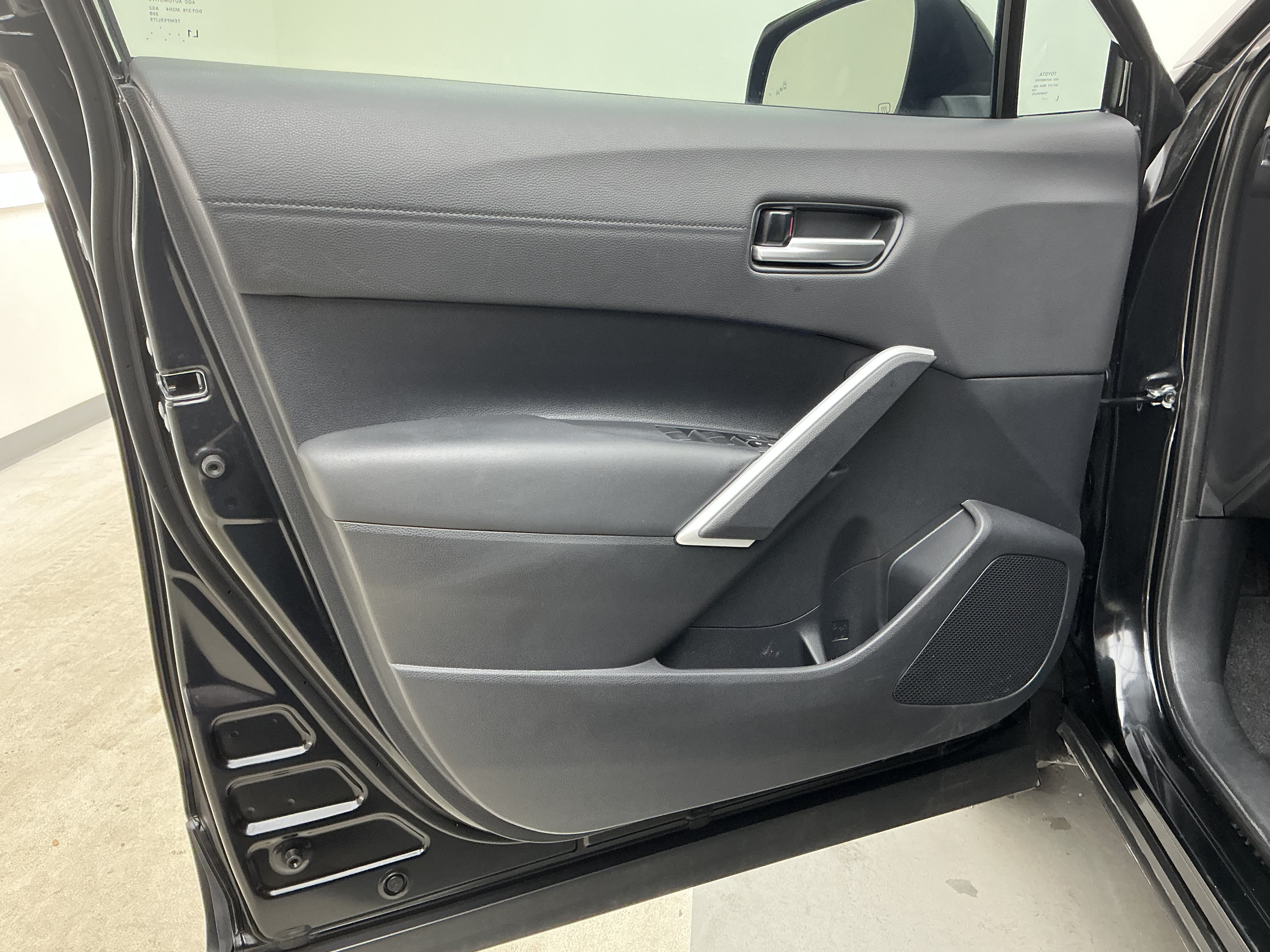 2025 Toyota Corolla Cross XLE - Photo 15