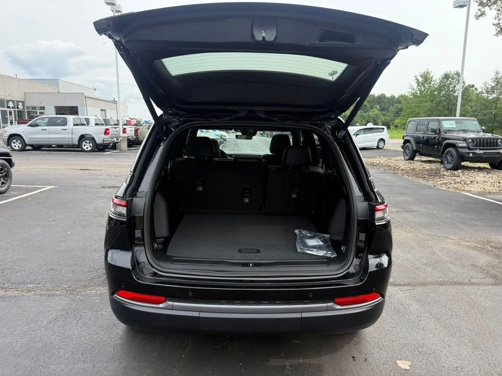 New 2026 Diamond Black Crystal Pearlcoat Jeep Limited image 40