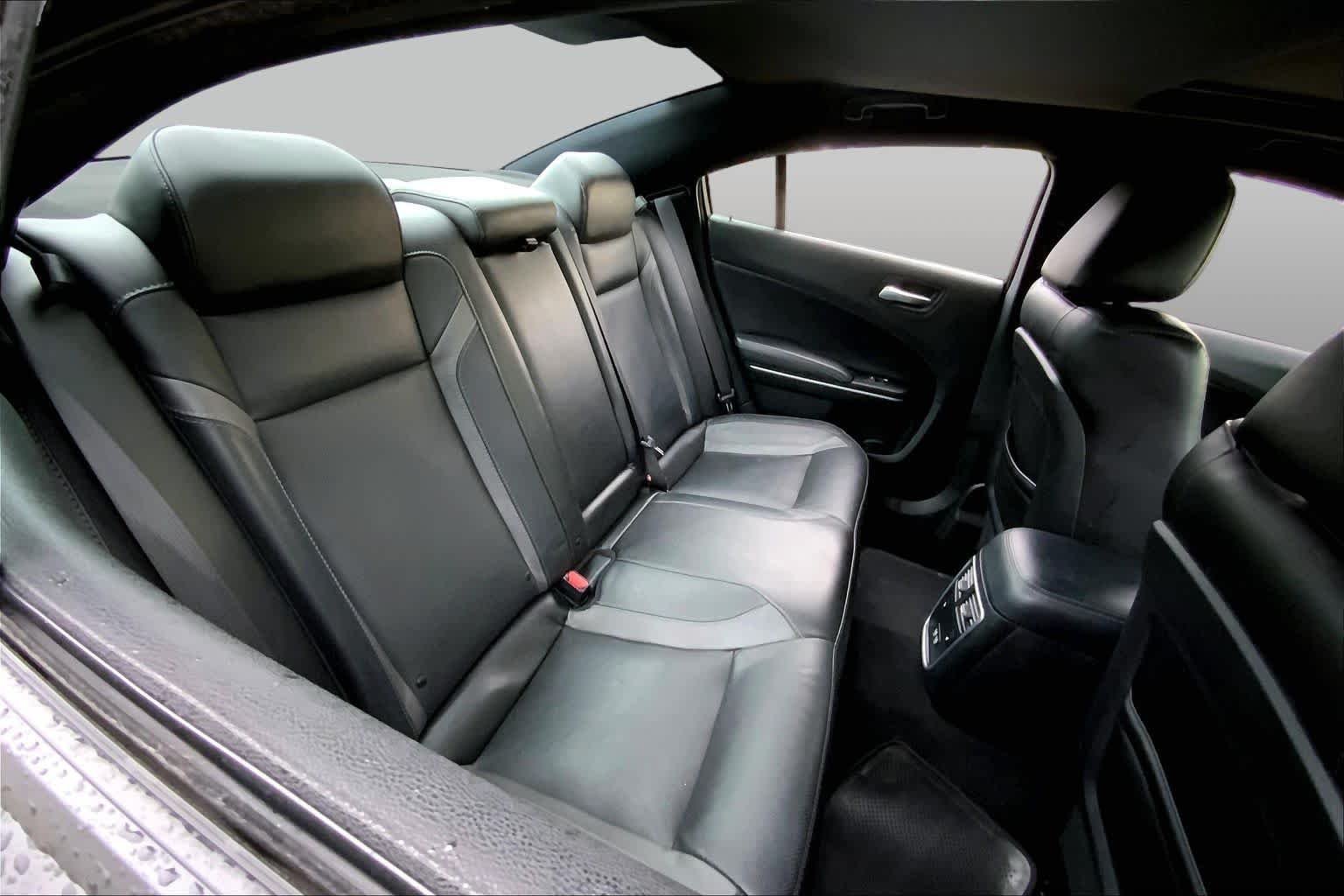 Used 2022 Pitch Black Clearcoat Dodge SXT image 18