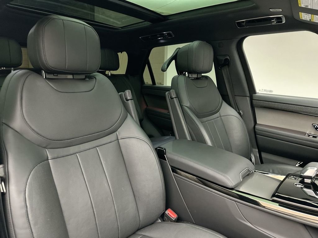 Used 2024 Fuji White Land Rover SE image 18