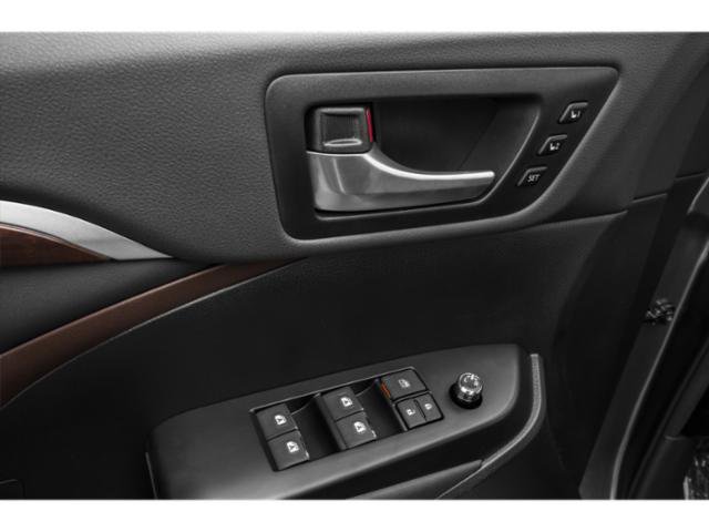 Used 2015  Toyota Limited image 18