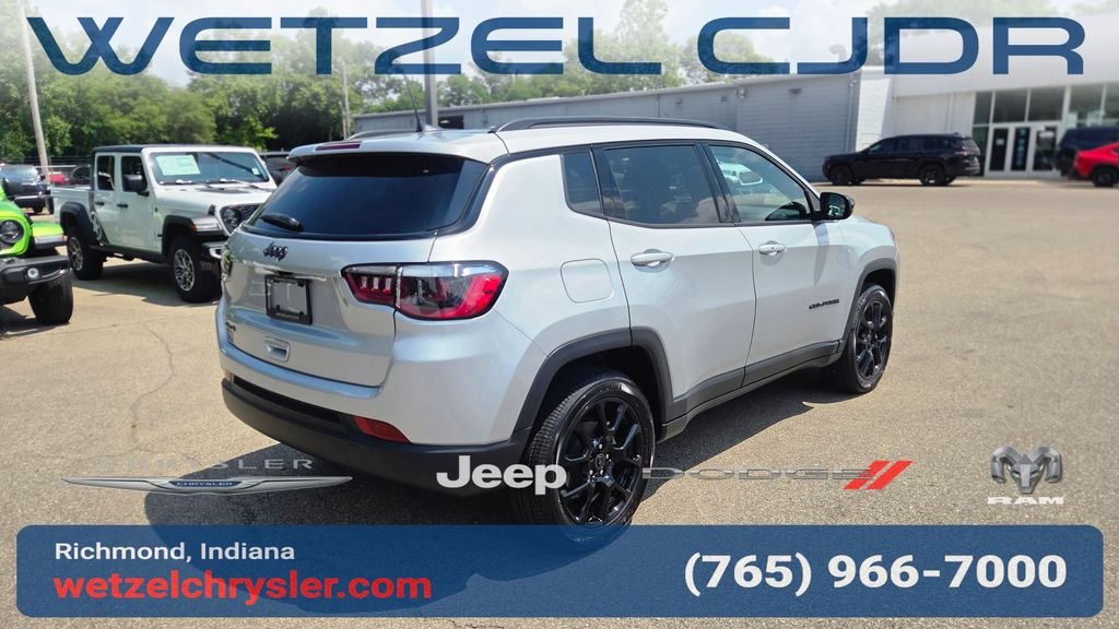 New 2026 Silver Zynith Metallic Clearcoat Jeep Latitude image 7