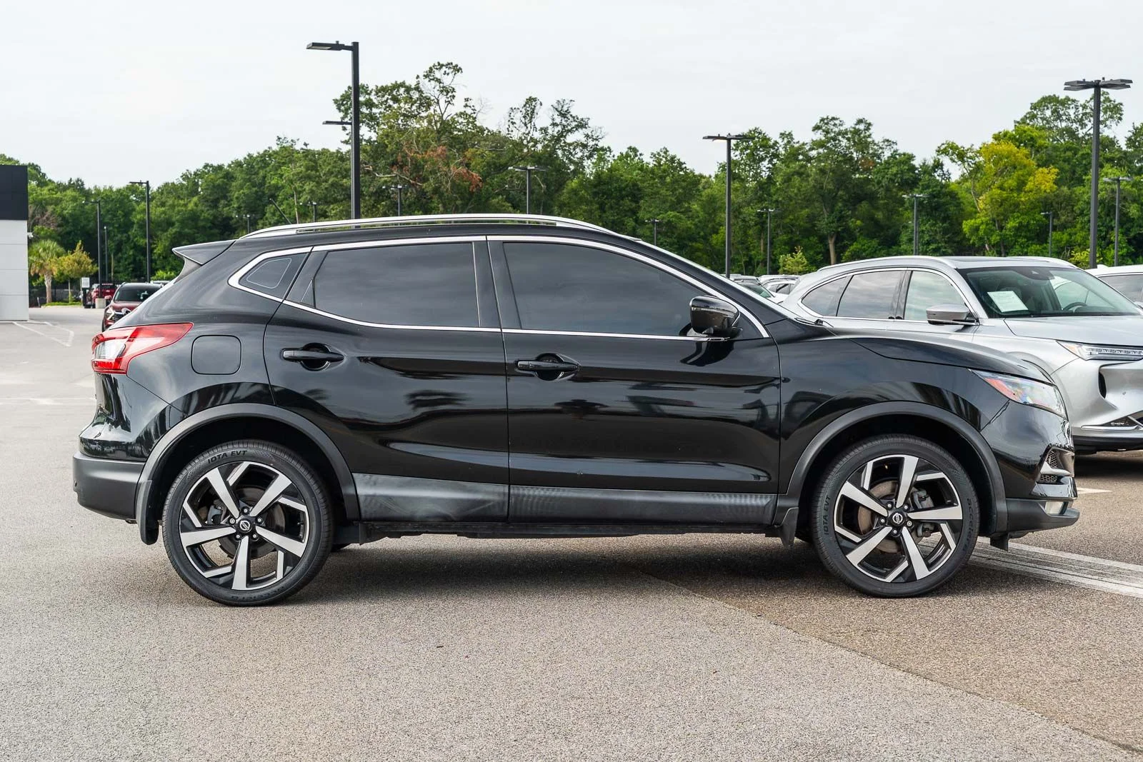 Used 2020 Black Nissan SL image 7